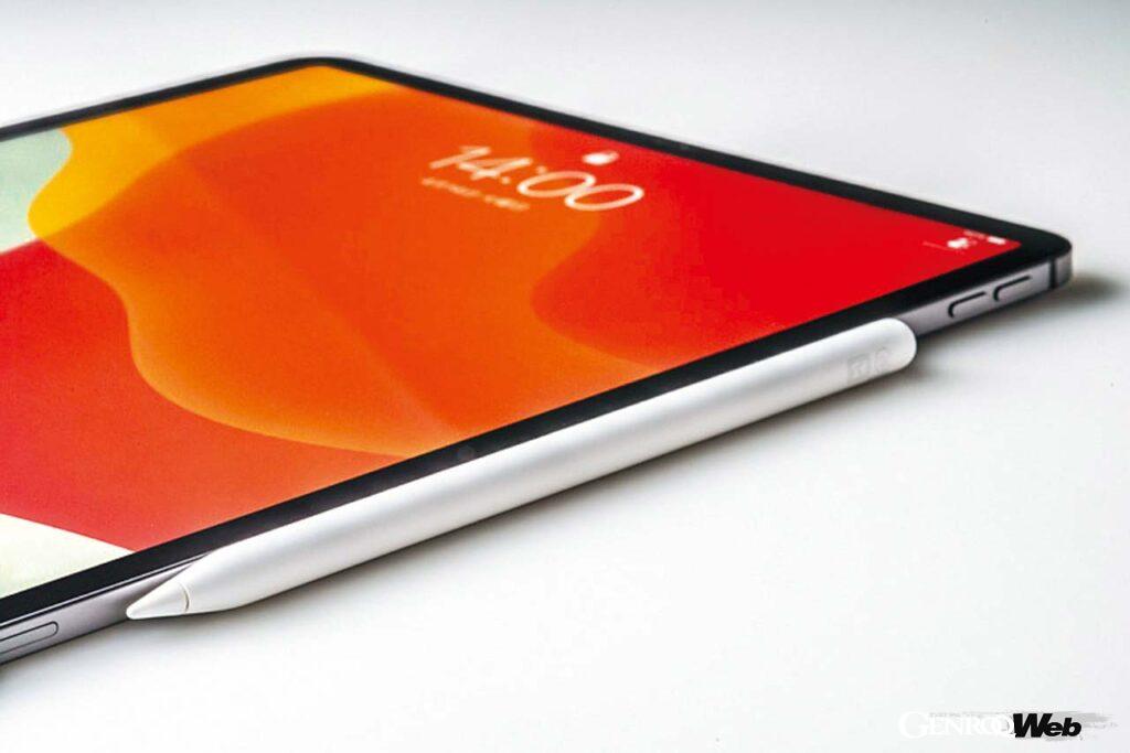 従来のiPad Proと同様、メモを取ったり書類に注釈を加えるApple Pencilに対応。iPad右側面のマグネットに取り付けて充電を行う。