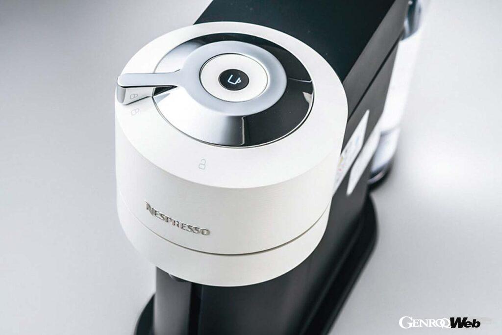 操作はいたって簡単だ。レバーを解除して蓋を開け、カプセルを入れて蓋を締め、スイッチを押すだけだ。簡単な操作で上質なコーヒーをいつでも味わえる。