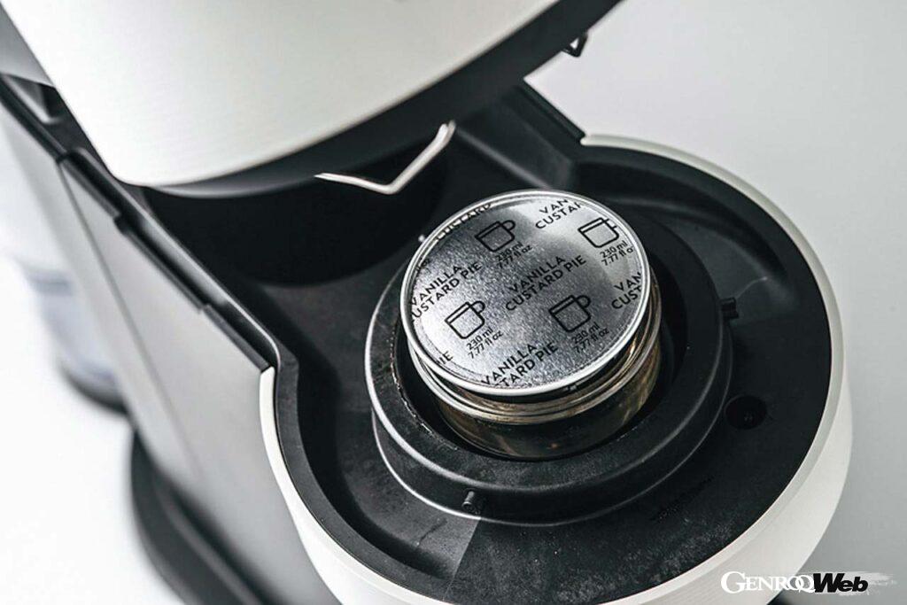 28種類のカプセルコーヒーを楽しめるのが最大の魅力。蓋を開けて、カプセルを設置し、あとはスイッチを入れるだけで、最高の状態のコーヒーが仕上がる。