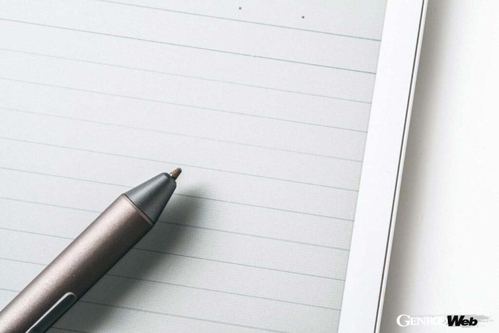 まるで鉛筆のような書き味のペン。PDFのテキストをなぞるとハイライトが付く「ハイライトボタン」や書き損じを消す「消しゴムボタン」が備わる。