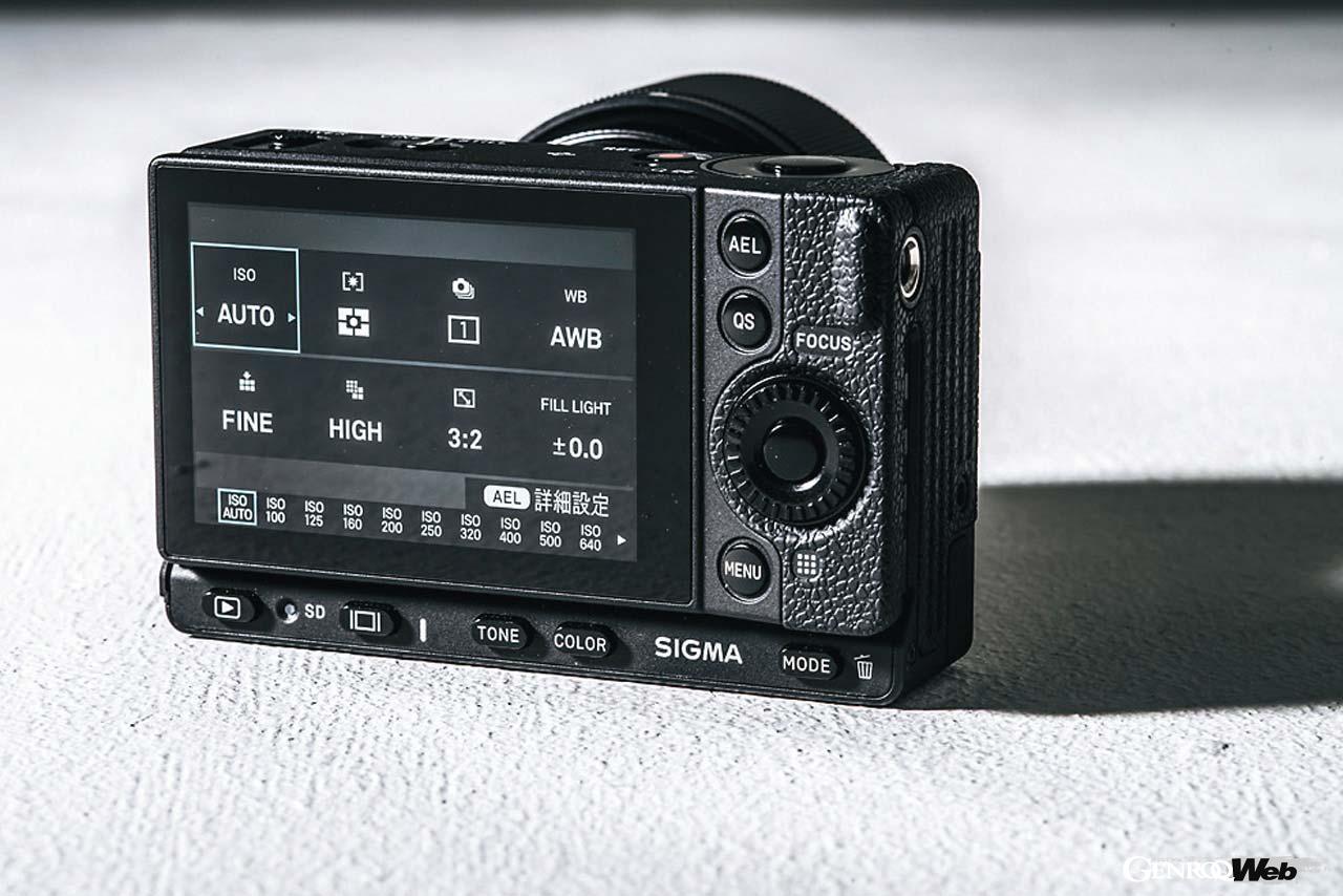 ダイヤルやQS（クイックセット）ボタンを使用した使い勝手の良い操作感を実現。ボディ上部の専用スライドスイッチにより静止画と動画を簡単に切り替えられる。