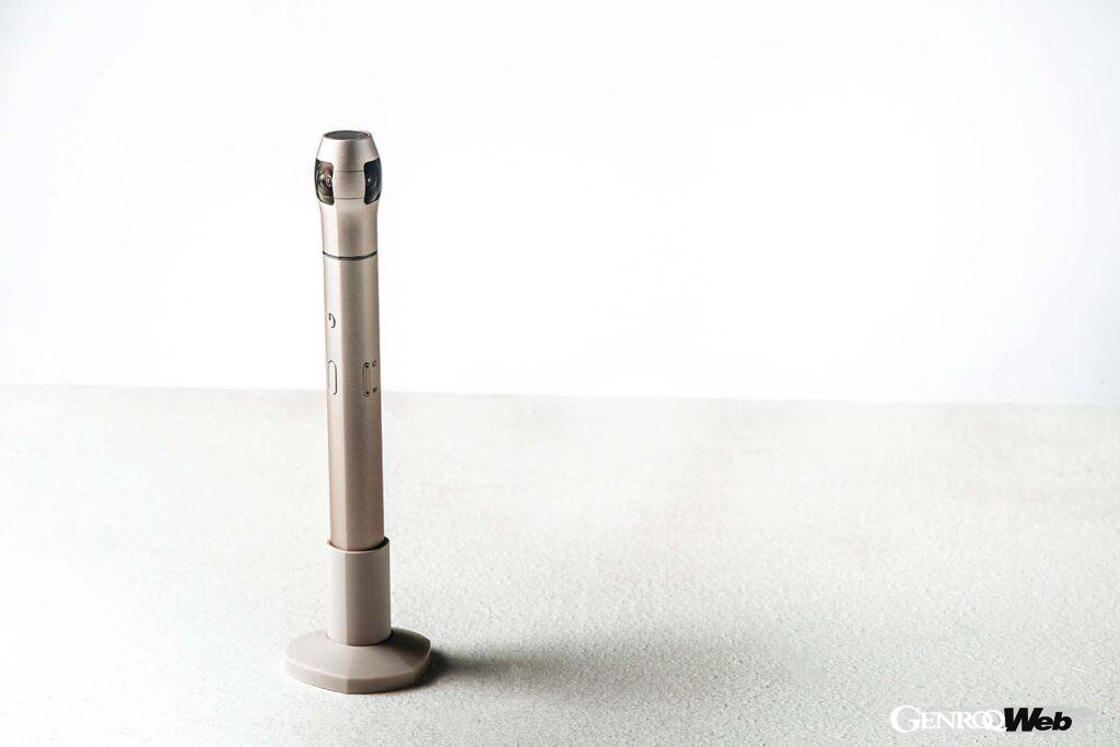 IQUIを自立させられるコンパクトなスタンドも付属している。スタンドを携行すれば色々なシチュエーションで全天球撮影が楽しめるに違いない。