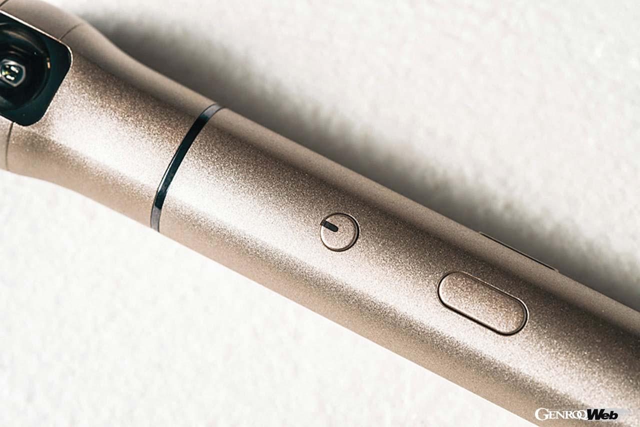 シンプルなスイッチ類で構成されるIQUIは操作性に非常に優れた全天球カメラだ。写真左上が電源、右下の細長いスイッチがシャッターとなる。