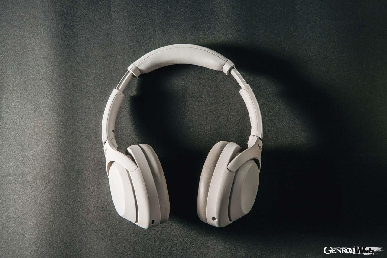 ヘッドバンド形状を人間工学に基づいて設計したことで頭部形状に沿うシルエットを実現。イヤーパッドには低反発ウレタン素材を採用したことで長時間のリスニングでも快適だ。