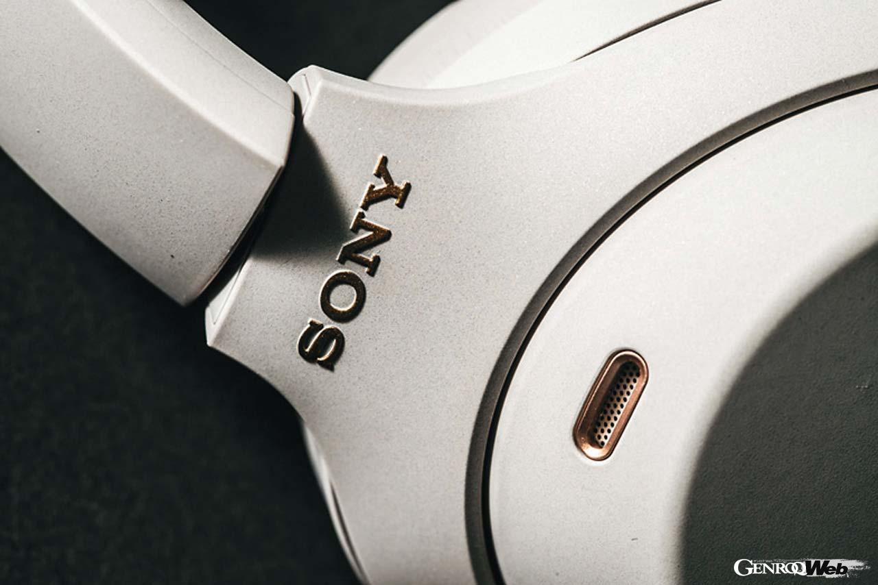 ヘッドホンの外側と内側に配置した2つのセンサー（マイク）で集音した騒音とプレイヤーの音楽信号をすべてデジタル化した。的確にノイズを捉えることで類稀な静粛性を達成。