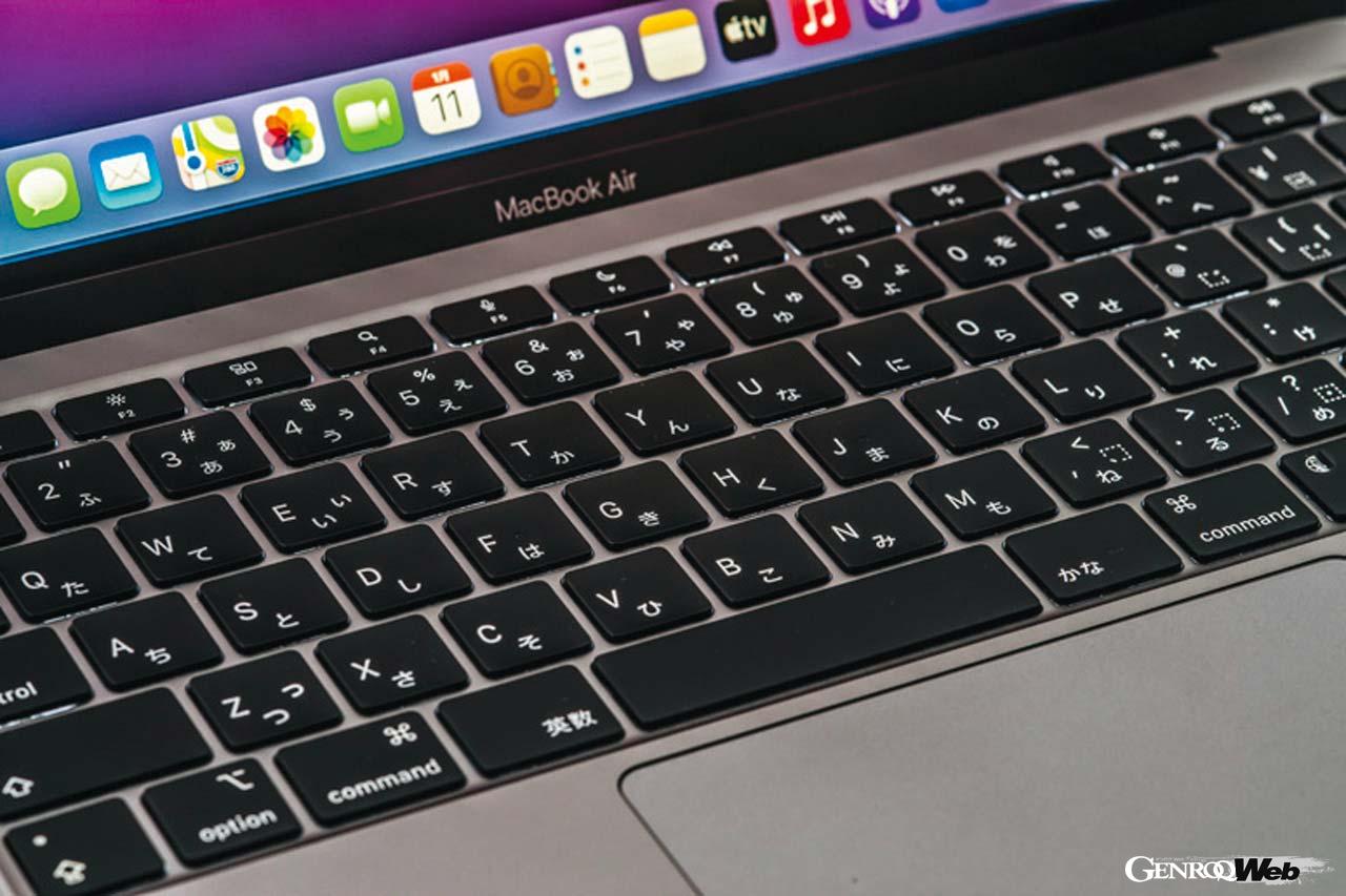 シザー構造のMagic Keyboardに変更され、キーボード上部に配されるファンクションキーの機能が一部変更された。F4がSpotlight検索、F5が音声入力、F6がおやすみモードだ。