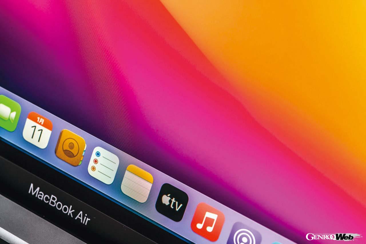 13.3インチのRetinaディスプレイは従来機と変わらないが、M1チップ搭載モデルからより多くの色を表現できるようになった。動画や写真を鑑賞するときに嬉しい進化だ。