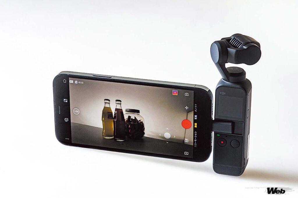 付属のアダプター使えばiPhoneをディスプレイ＆コントローラーとして使用することが可能。大きな液晶画面を見ながら操作できるのでじっくりと撮影する際には重宝する。