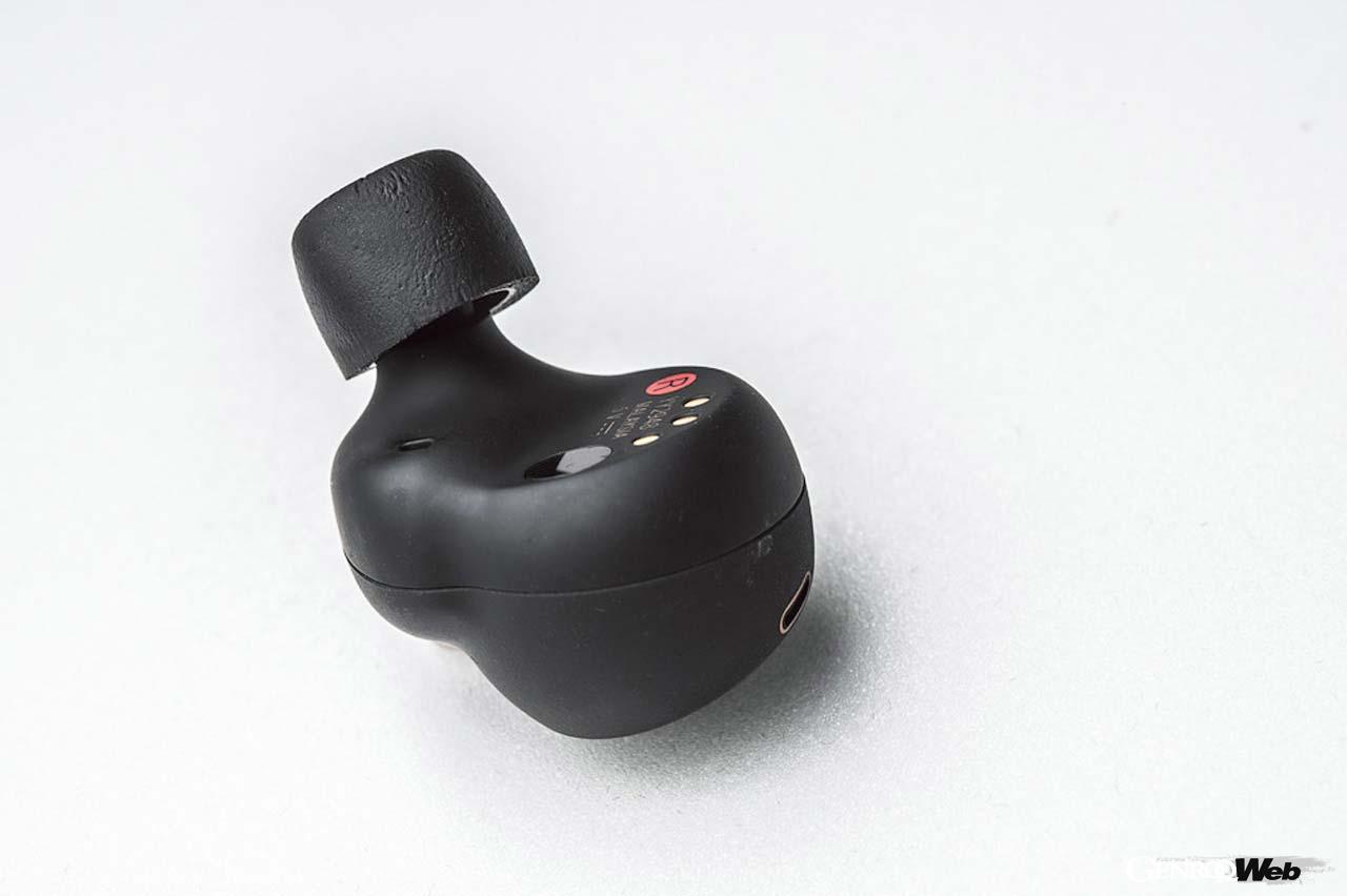 従来モデルよりイヤホン本体と耳の接触面を増やすような独自の形状設計「エルゴノミック・サーフェース・デザイン」を採用したことで、より快適な装着が可能となった。