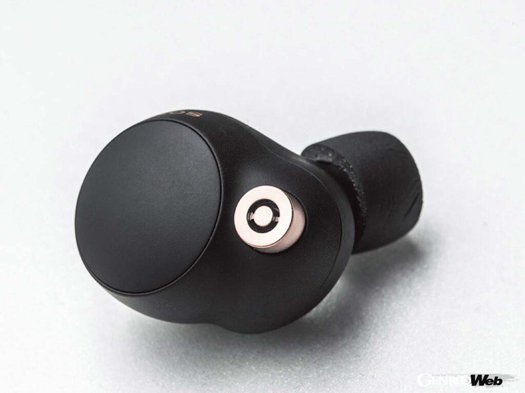 フィードバックマイクとフィードフォワードマイクを統合することで騒音を打ち消す効果のある逆位相の音を生成することに成功。ノイズを気にせずに高音質を楽しめる。