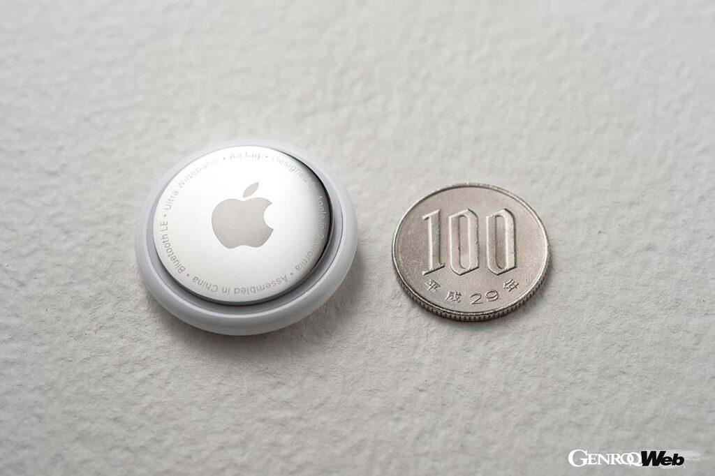 AirTagは直径31.9mm、厚さ8mmと非常にコンパクト。バッテリーにはCR2032 3Vコイン型リチウムイオン電池を使用しているので、電池切れの際も入手しやすい。