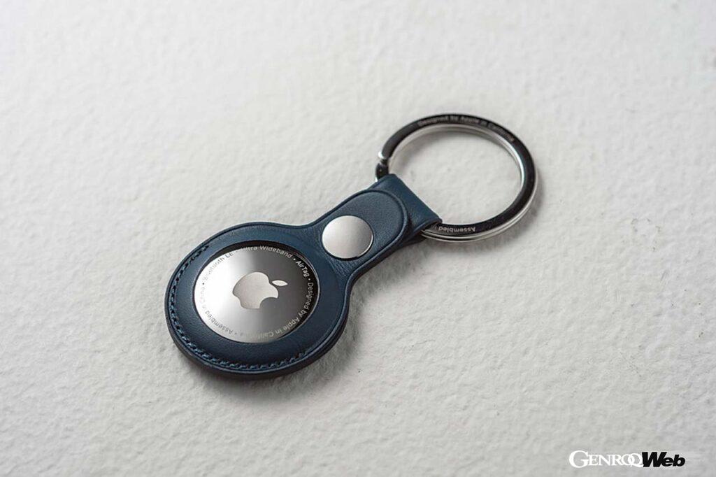 Apple純正のアクセサリも魅力的だ。AirTagループのほか、写真のAirTagレザーキーリングは質感も高く、ぜひとも併せて購入したいアクセサリのひとつ。