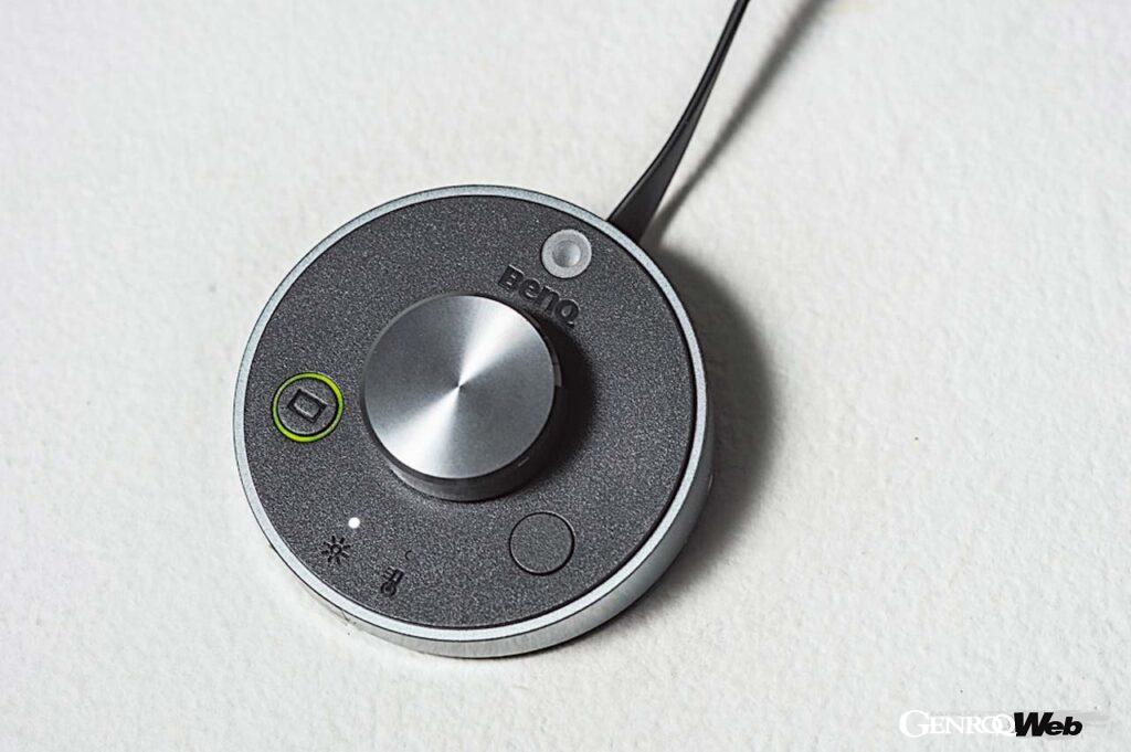 手元のリモートコントローラーで簡単に明るさや色温度を調整することができる。照度センサーが内蔵されているので最適な明るさに自動調光することも可能だ。