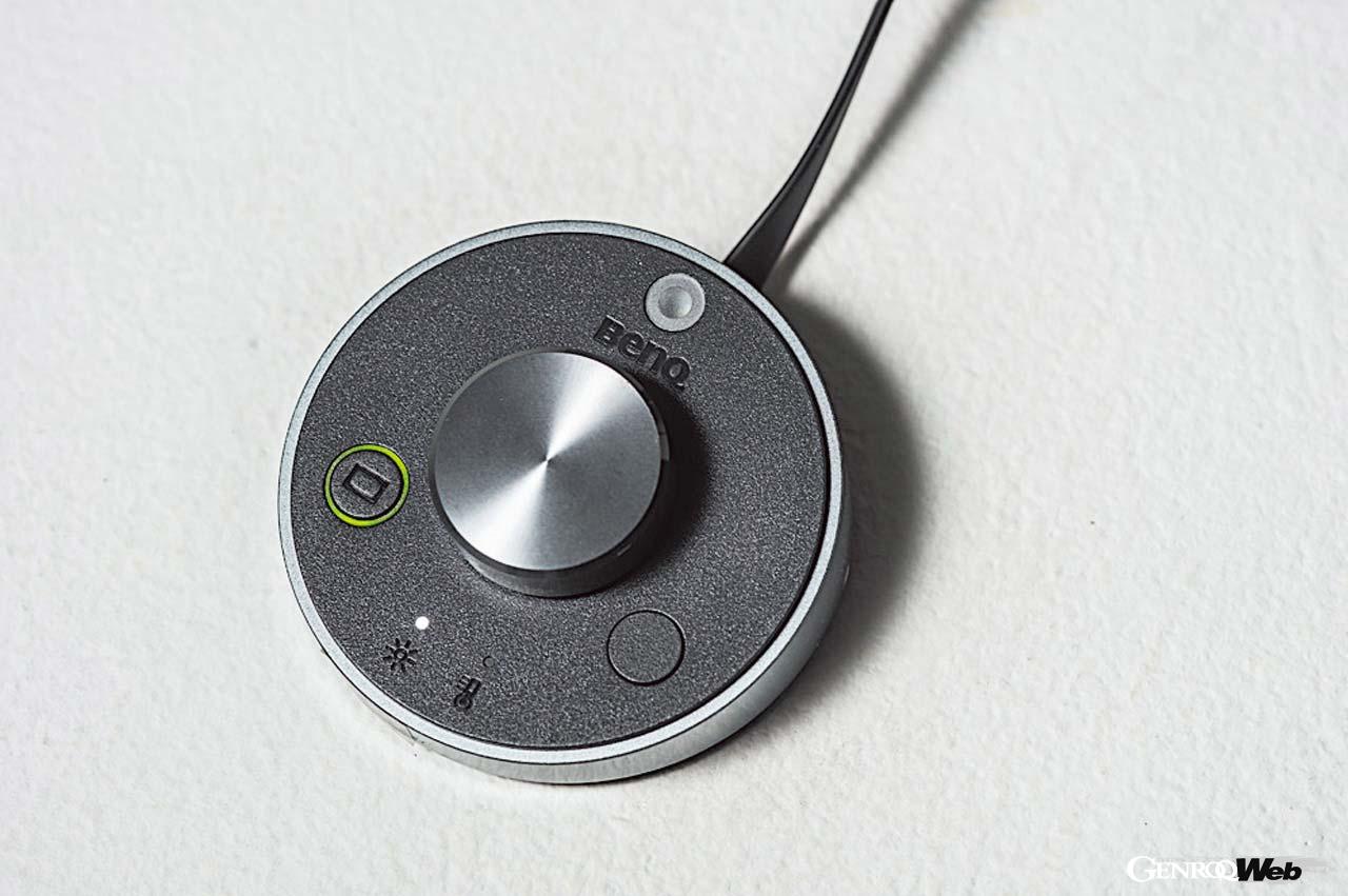 手元のリモートコントローラーで簡単に明るさや色温度を調整することができる。照度センサーが内蔵されているので最適な明るさに自動調光することも可能だ。