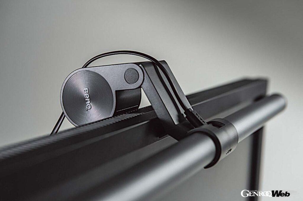 独自開発したクリップをモニター上部に引っ掛けるだけで簡単に設置が完了する。USB Type-C給電を採用しているので、省スペースで快適な作業環境を構築できる。