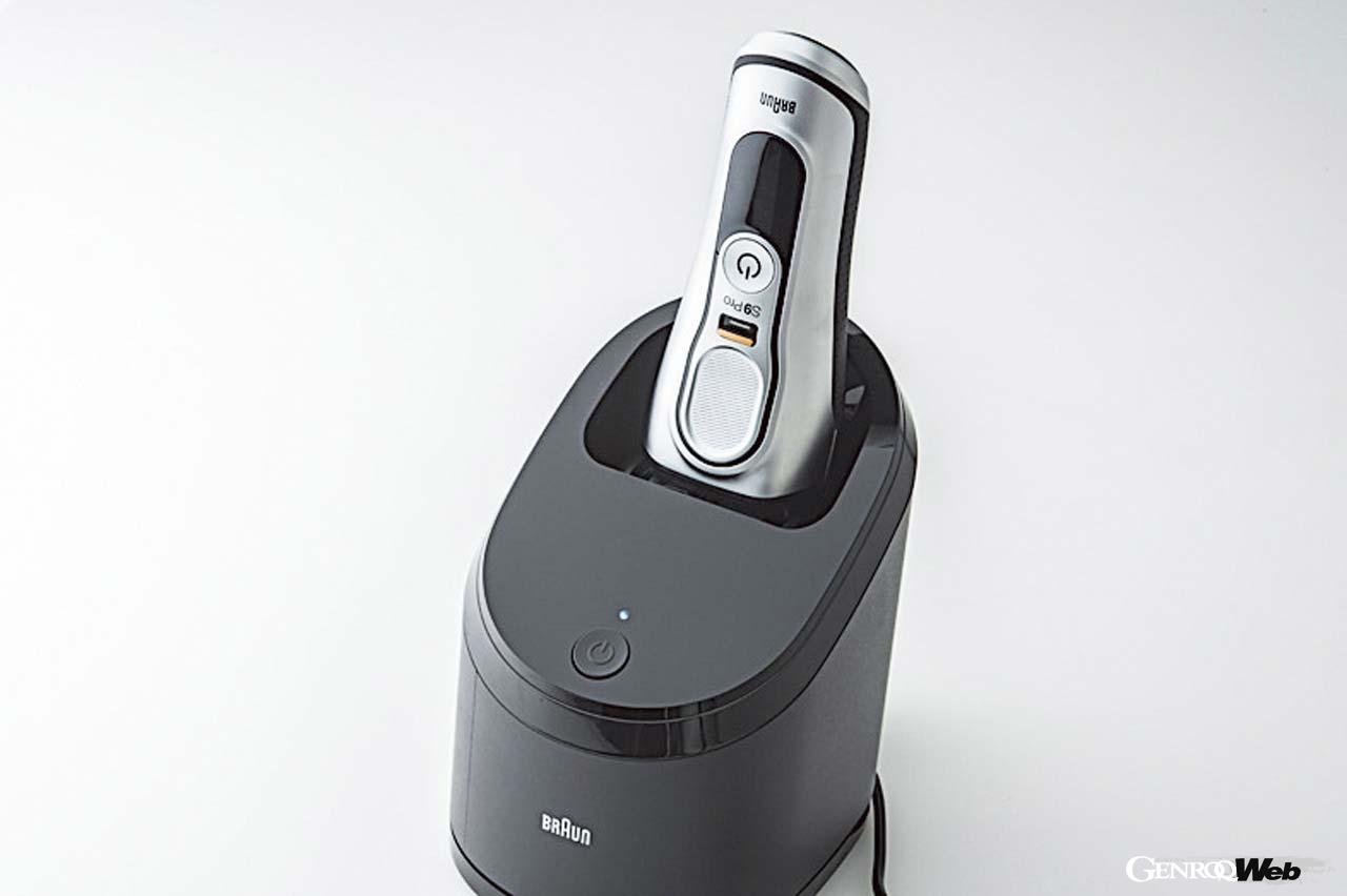 乾燥機能が追加された全自動5段階アルコール洗浄システム。皮脂汚れを落とすと同時に99.9%の除菌が可能なため、いつでも清潔なシェービングを体験できる。