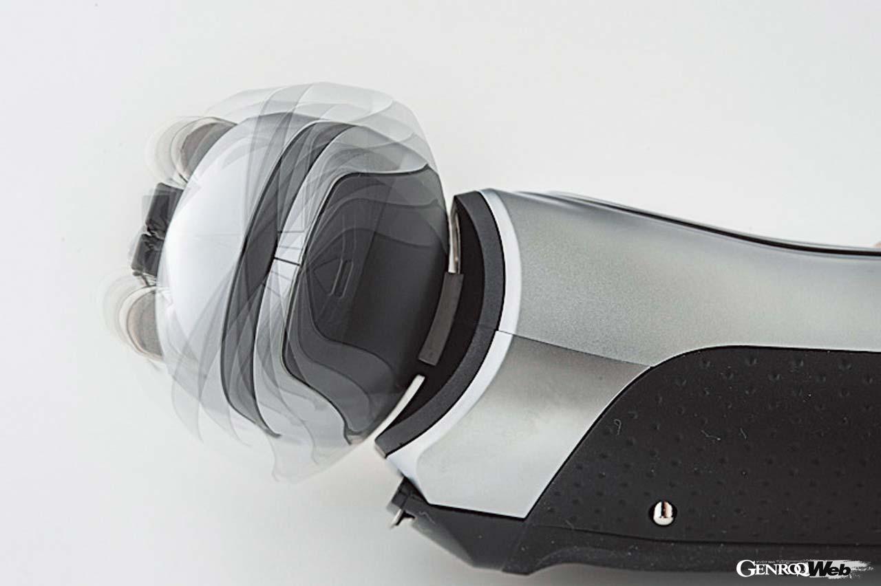 前後にヘッドが40°動き、上下に浮き沈みするサスペンションを備えた「プロスイング密着システムと、1分間に1万回ヘッドを振動させる「音波振動テクノロジー」を採用している。