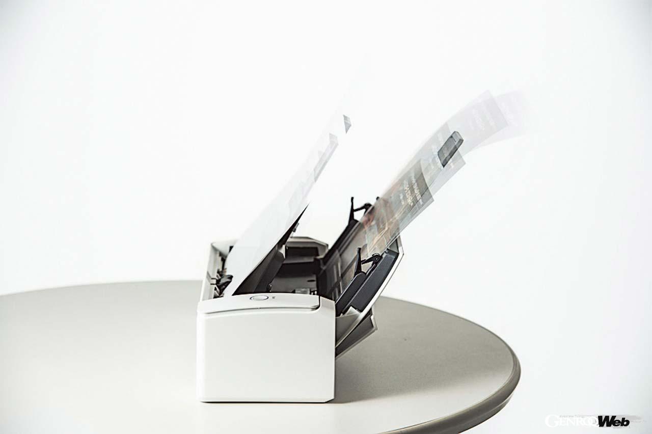 原稿の給紙・排紙がスキャナー上部で完結するコンパクトなUターンスキャンを採用。原稿は上部から給紙し、A4カラー両面原稿を毎分30枚連続スキャンすることができる。