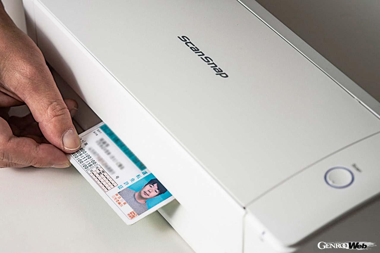 スキャナー前面から給紙するリターンスキャンは写真や名刺、ブラスチックカードなど厚さ2mmまでの様々な原稿をスキャンできる。両面同時読み取りにも対応する。