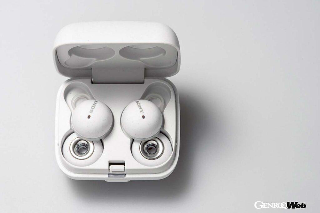 WF-1000XMから本体サイズ51％、ケースサイズ26％小型化したことで、ソニー製ワイヤレス史上最小最軽量を実現。コンパクトながら最長17.5時間のロングバッテリーを達成した。