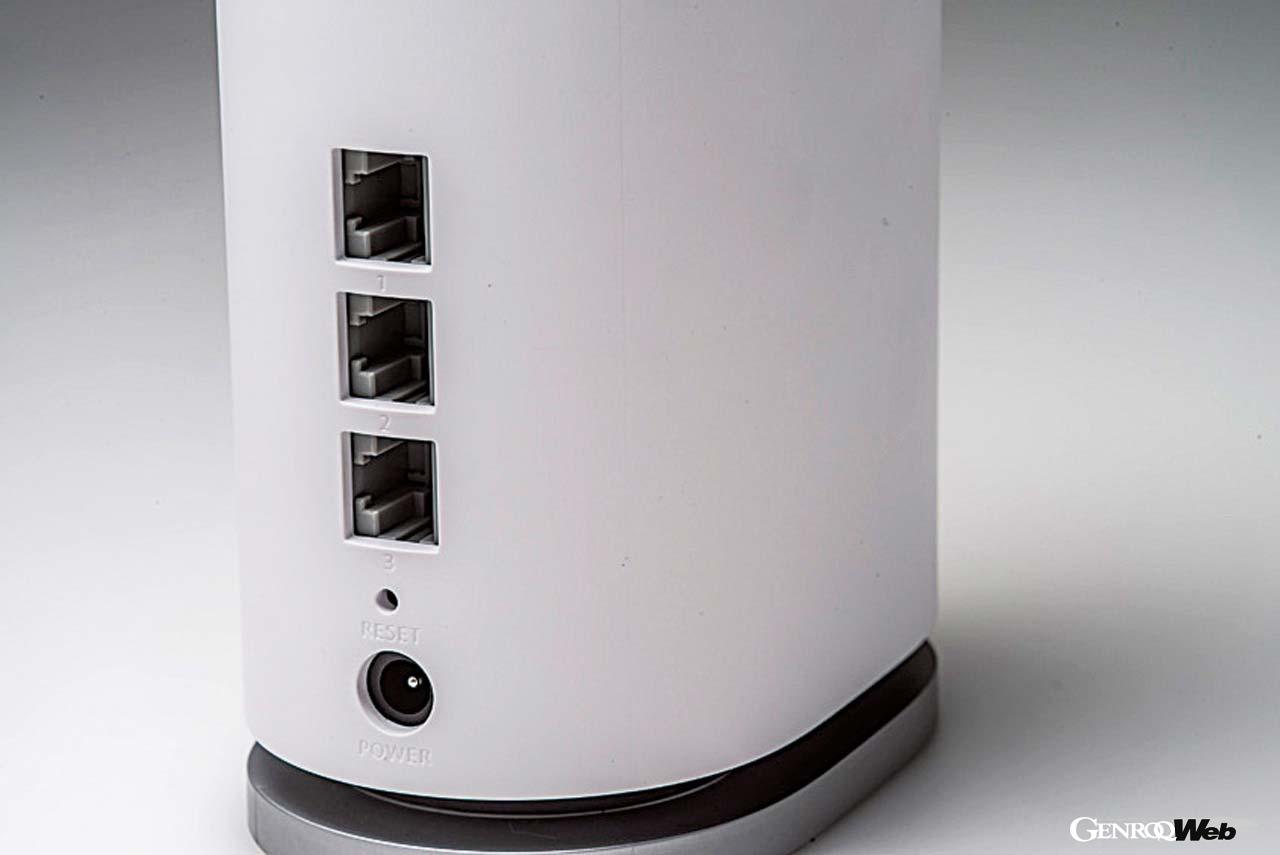 背面にはWANとLANの区別がない3つのネットワークポートが装備される。ポートを選ばずに自由にケーブルを接続できるのが嬉しいポイント。