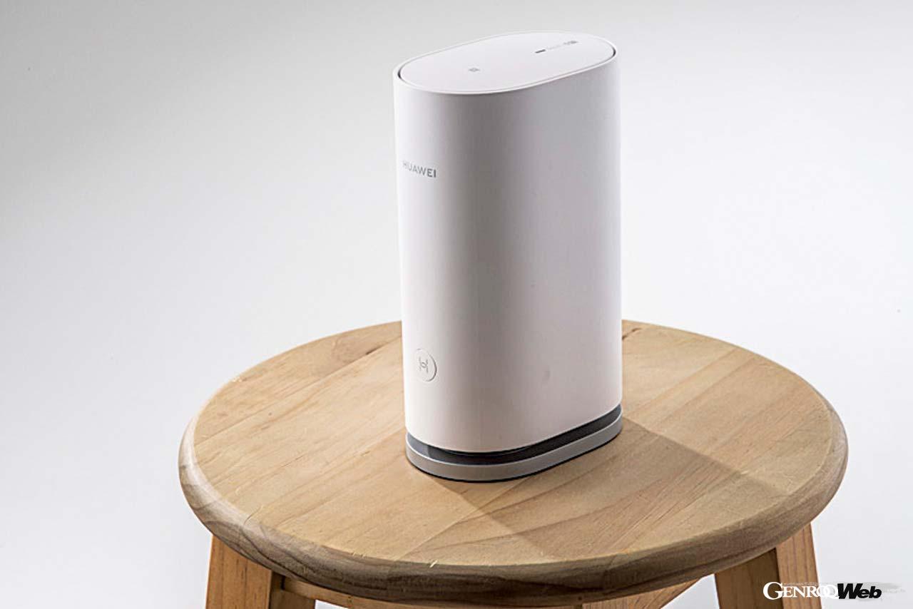 清潔感溢れるホワイト色もさることながら、スタイリッシュな縦型のデザインを採用したことで、どのような部屋でも調和する。最新のMacやiPhoneとのデザイン親和性も高い。