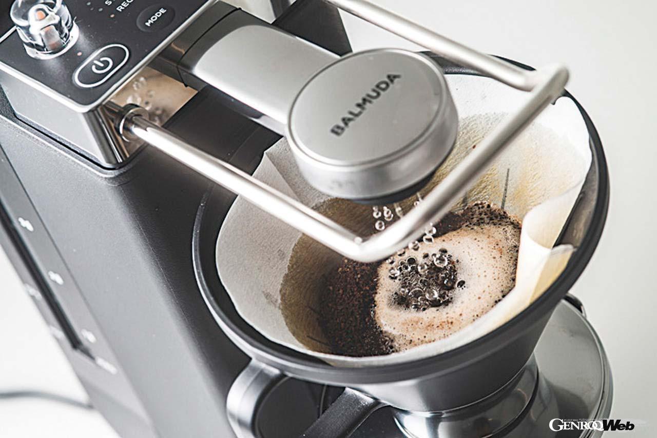 しっかりした味わいと香りを生み出すために不可欠なのが正確なドリップ技術だ。BALMUDA The Brewは蒸らし・抽出・仕上げ、各過程ごとに最適な温度制御を行っている。