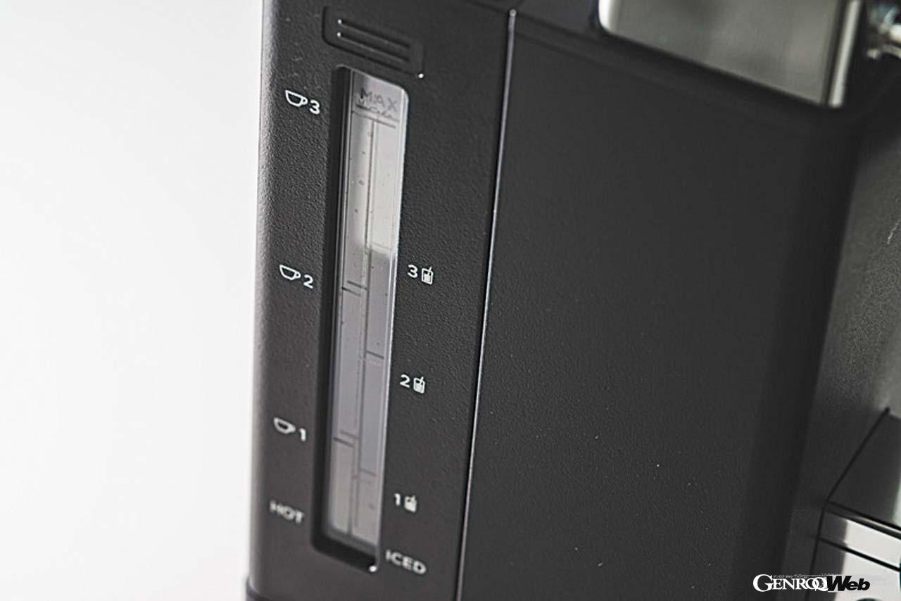 背面に設置される水タンクには杯数の目盛りが表示されているので誰でも簡単にコーヒーを抽出可能。水タンクは取り外しができるのでお手入れも容易だ。