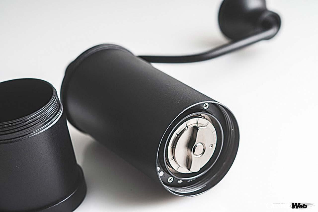 軽い力でスムーズに豆の粉砕ができ、粒度も22段階で調整可能なコーヒーミルがアクセサリで用意される(1万1000円)。幅162mm×奥行54mm×高さ182mmとコンパクトな設計だ。