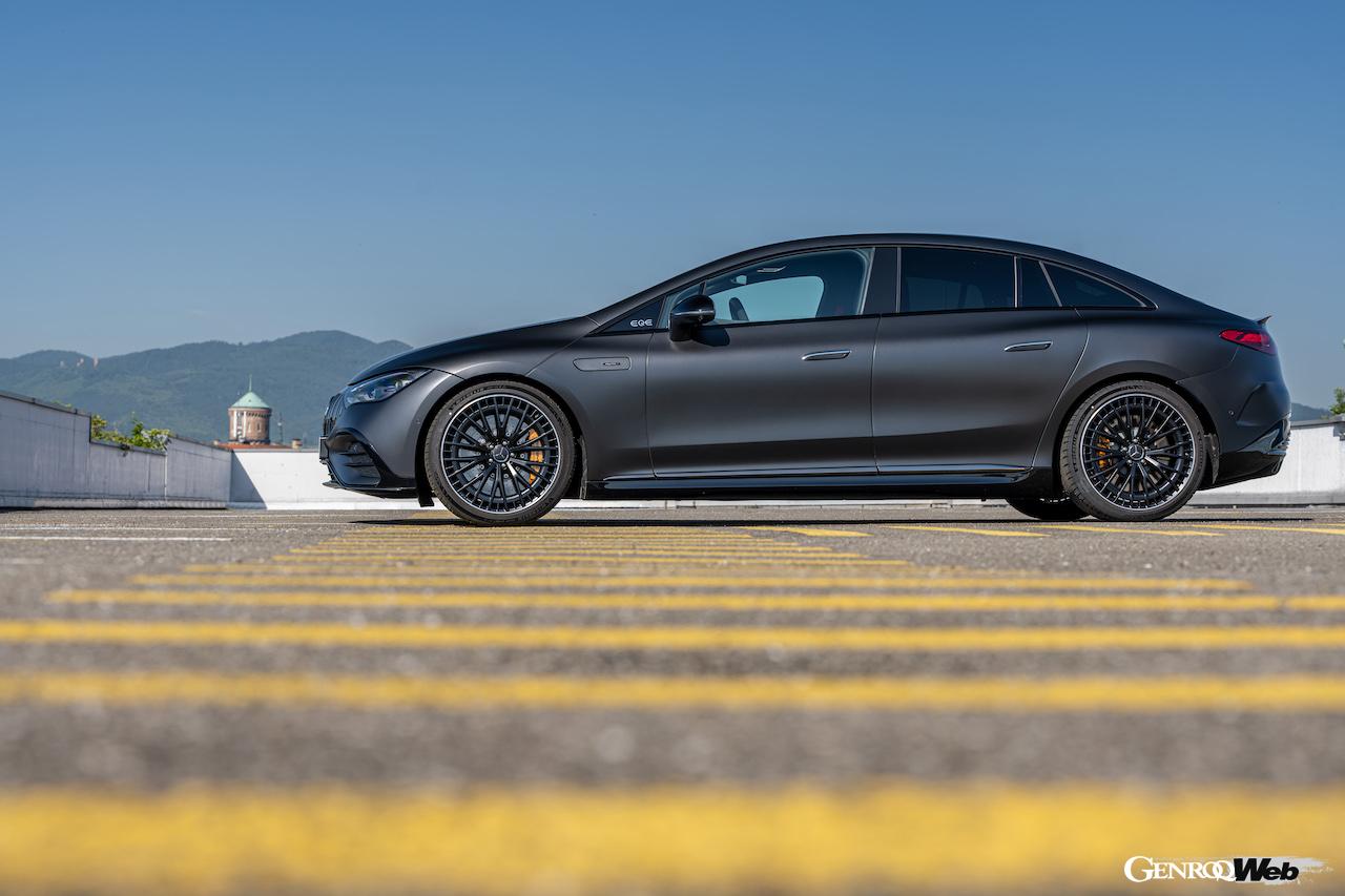 メルセデスAMG EQE 53 4MATIC＋のサイドビュー