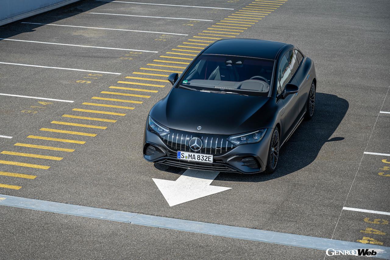 メルセデスAMG EQE 53 4MATIC＋のフロントビュー