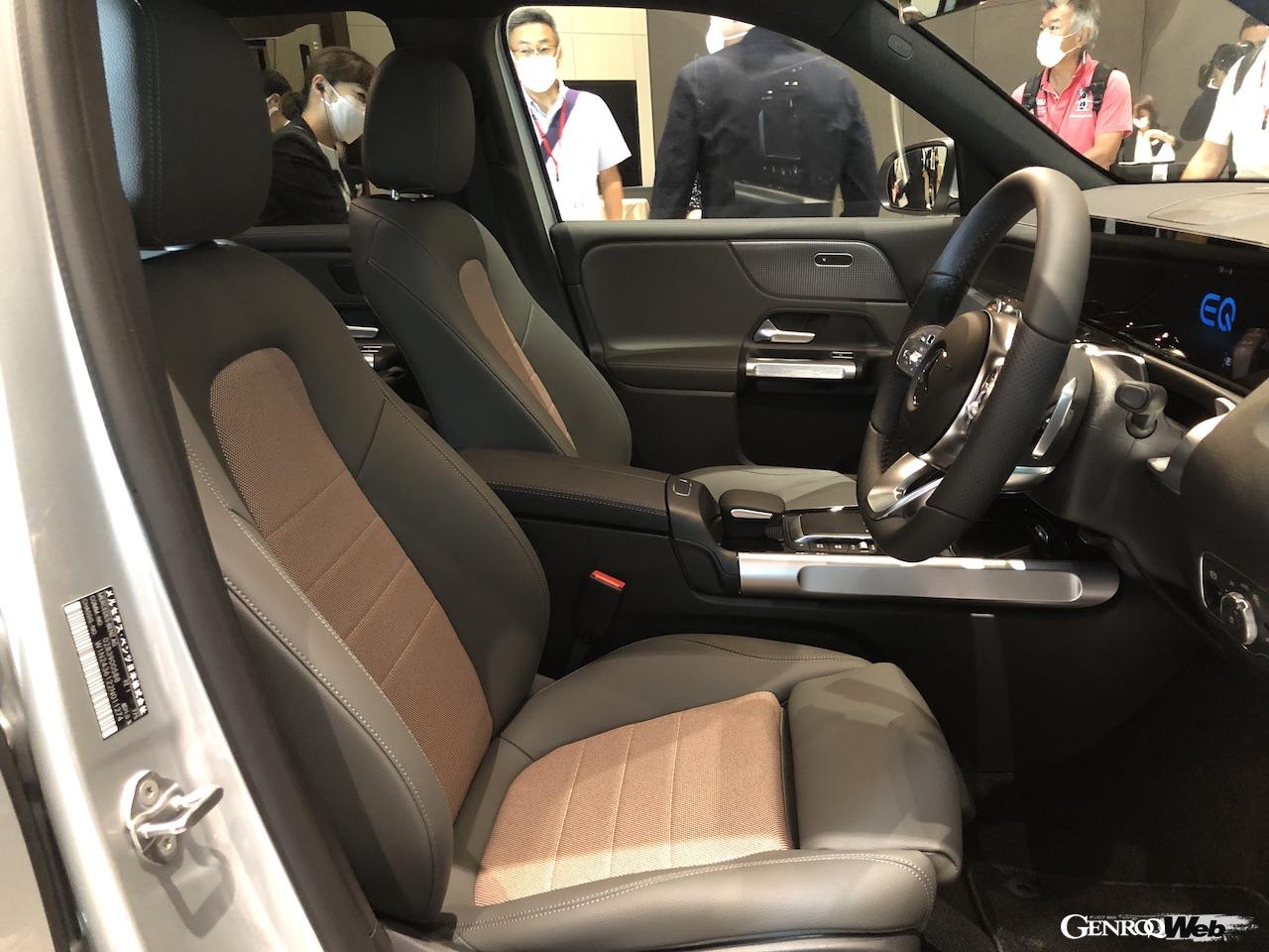 メルセデス・ベンツEQBの発表会の様子。フロントシート