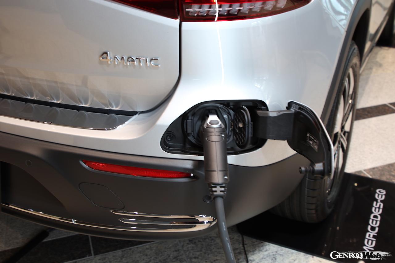 メルセデス・ベンツEQBの発表会の様子。充電ポート