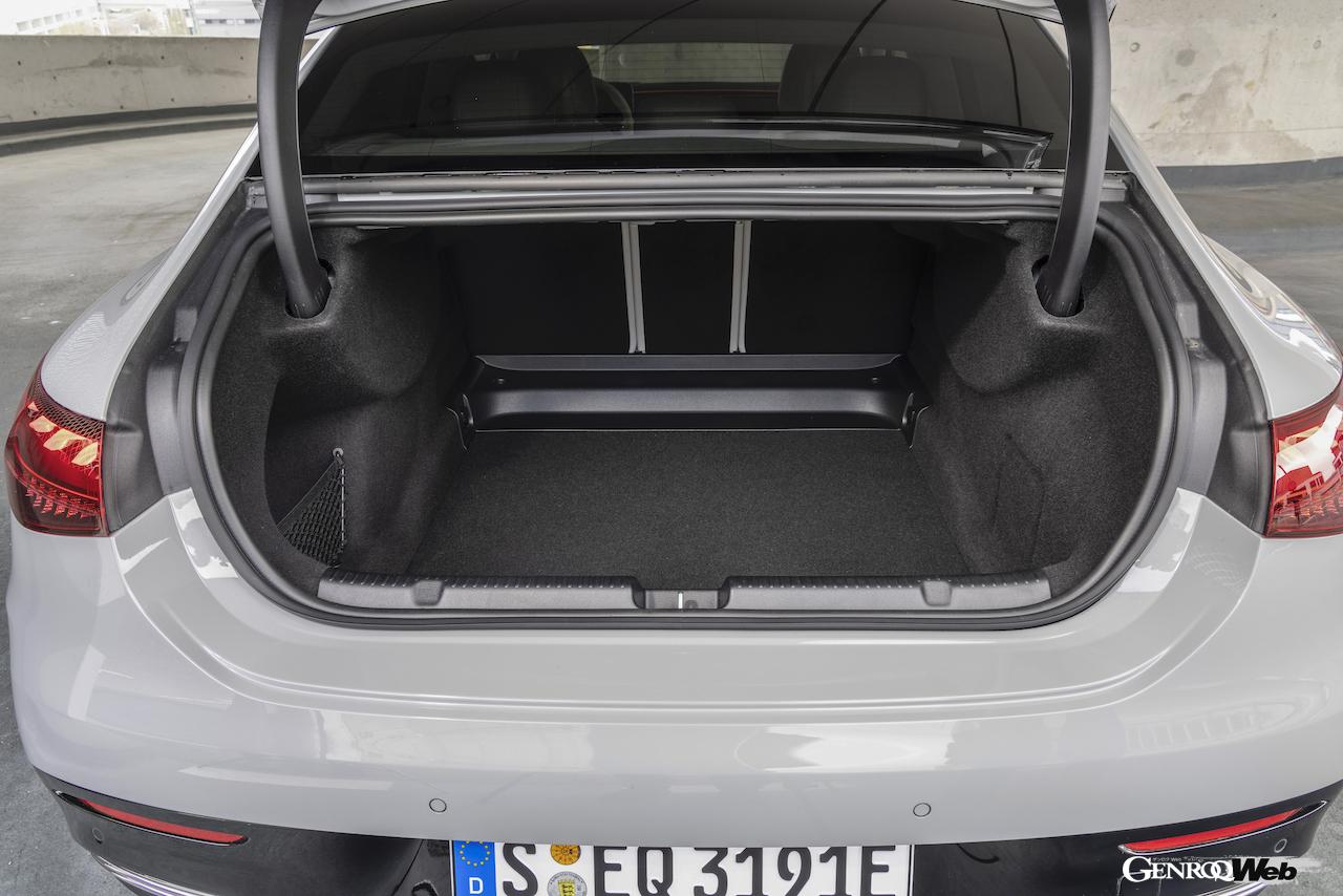 メルセデス・ベンツ EQEのラゲッジコンパートメント