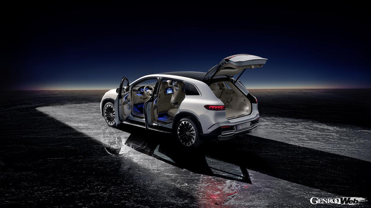 メルセデス・ベンツEQS SUVのリヤビュー。ドア開