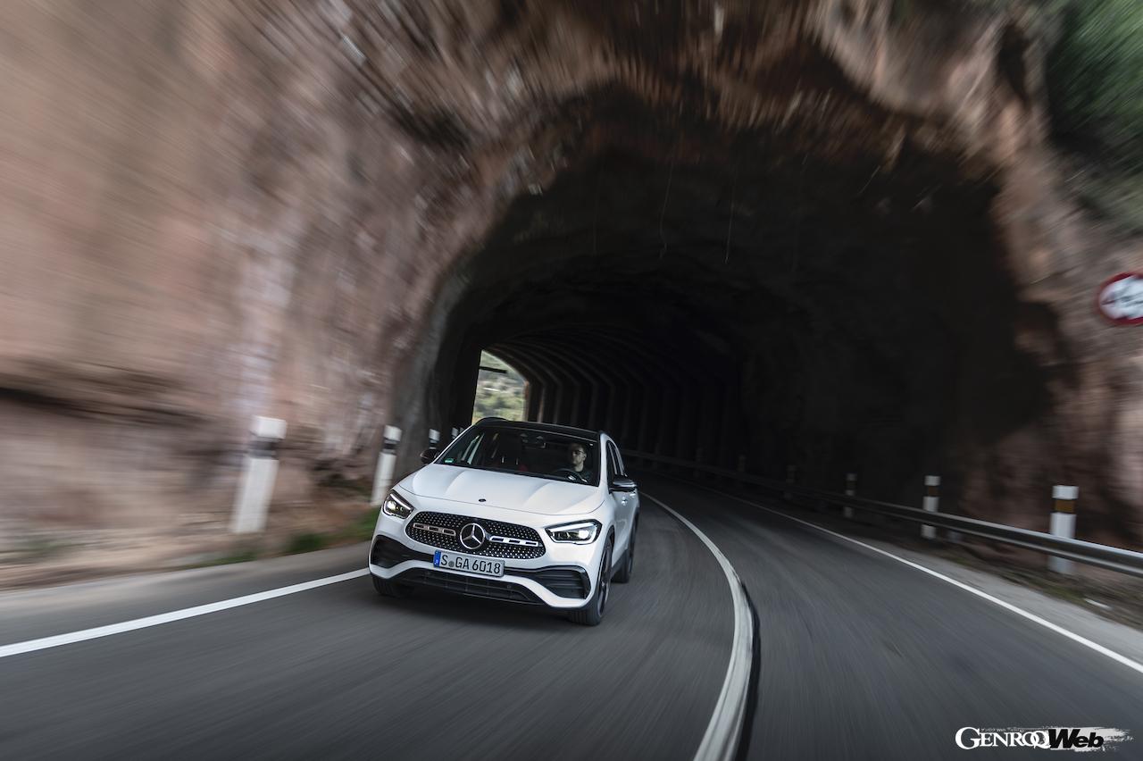 メルセデス・ベンツ GLAのフロントビュー