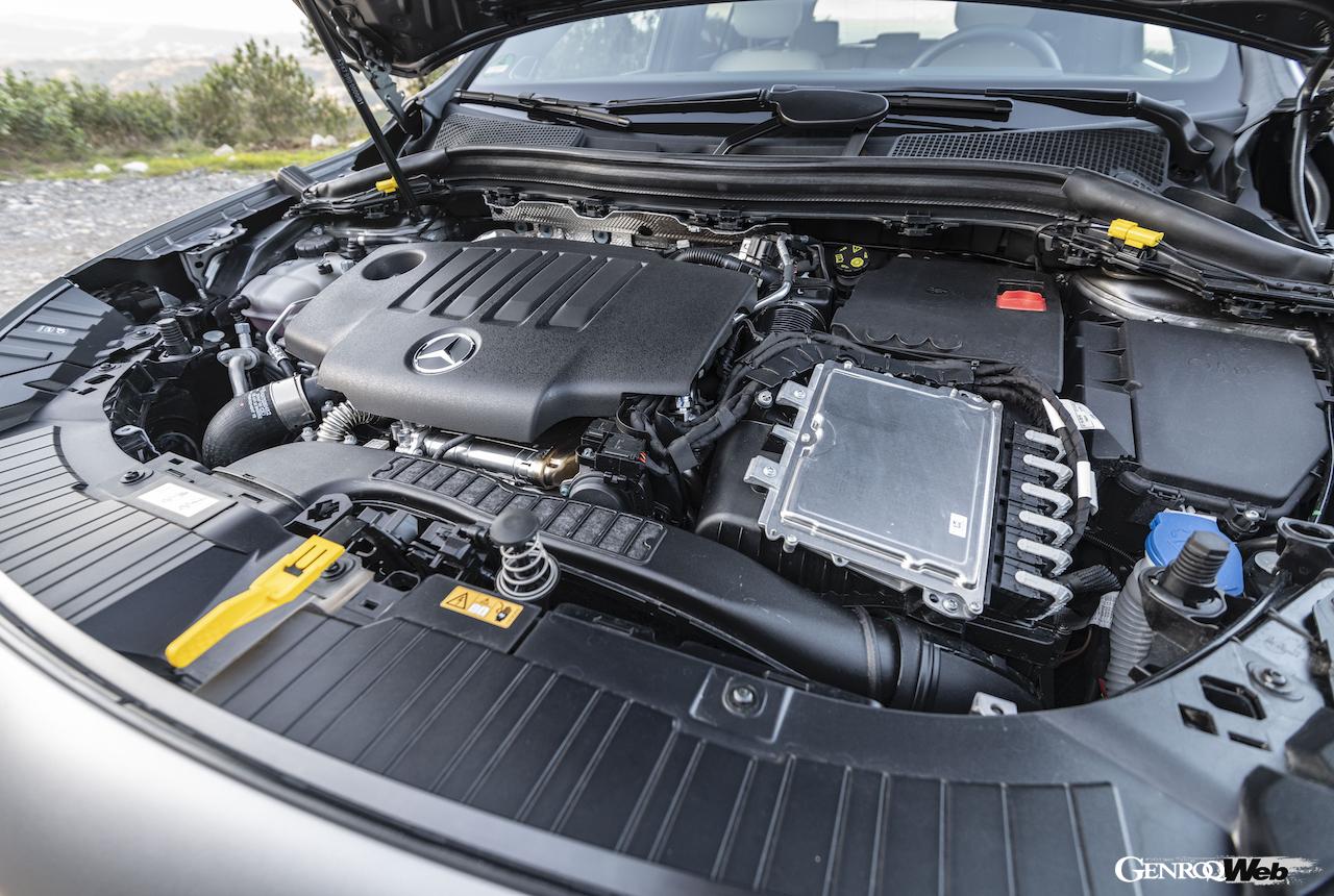 メルセデス・ベンツ GLA 220dのエンジンコンパートメント