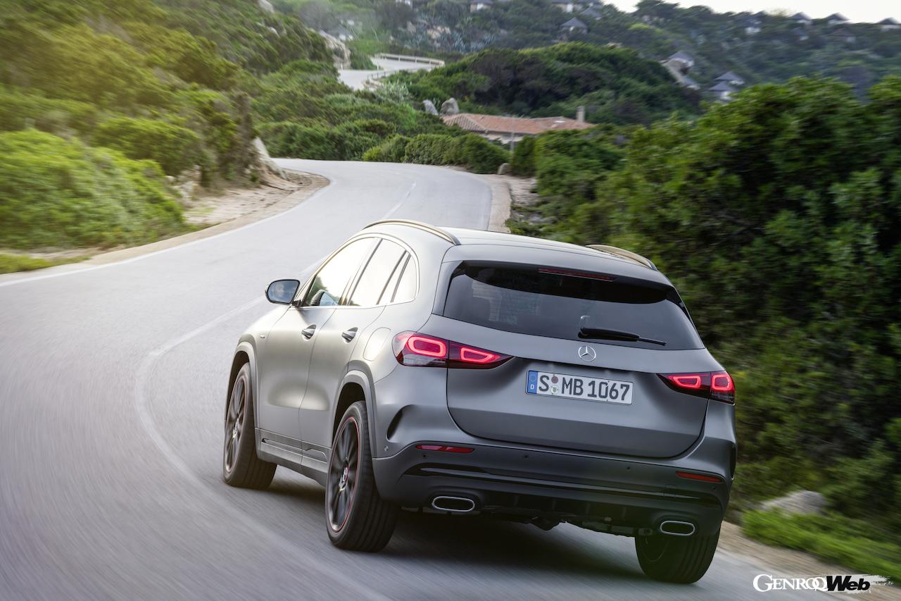 メルセデス・ベンツ GLAの走行シーン