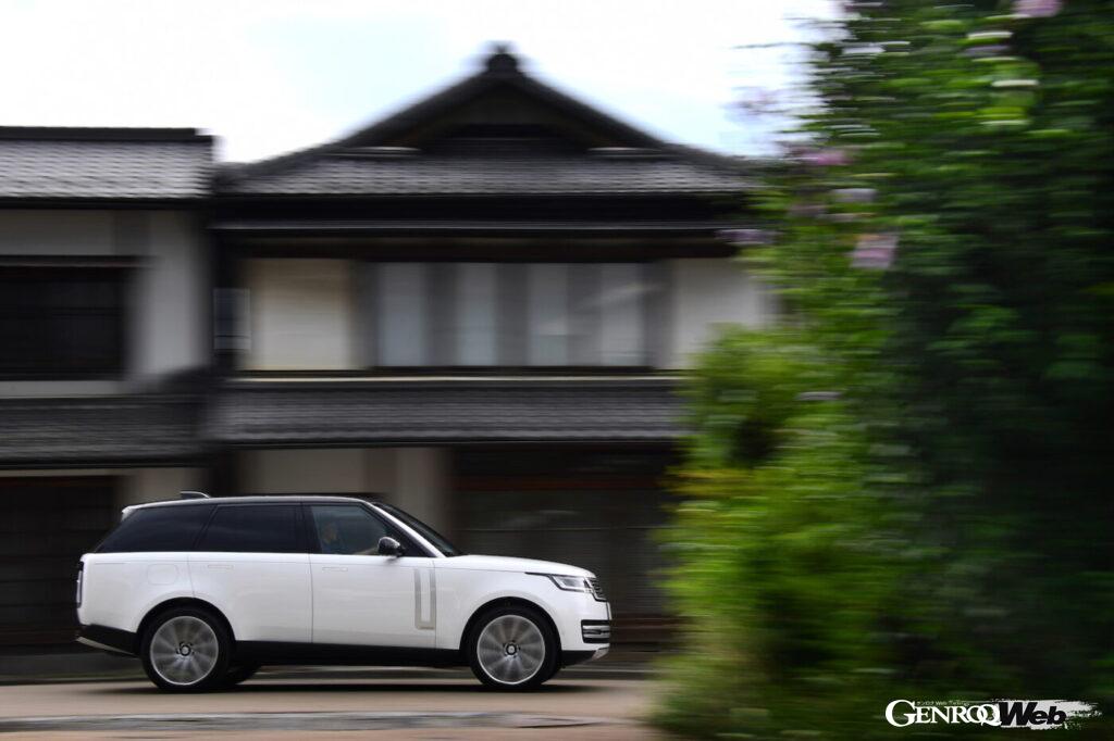 新型レンジローバーの走り。