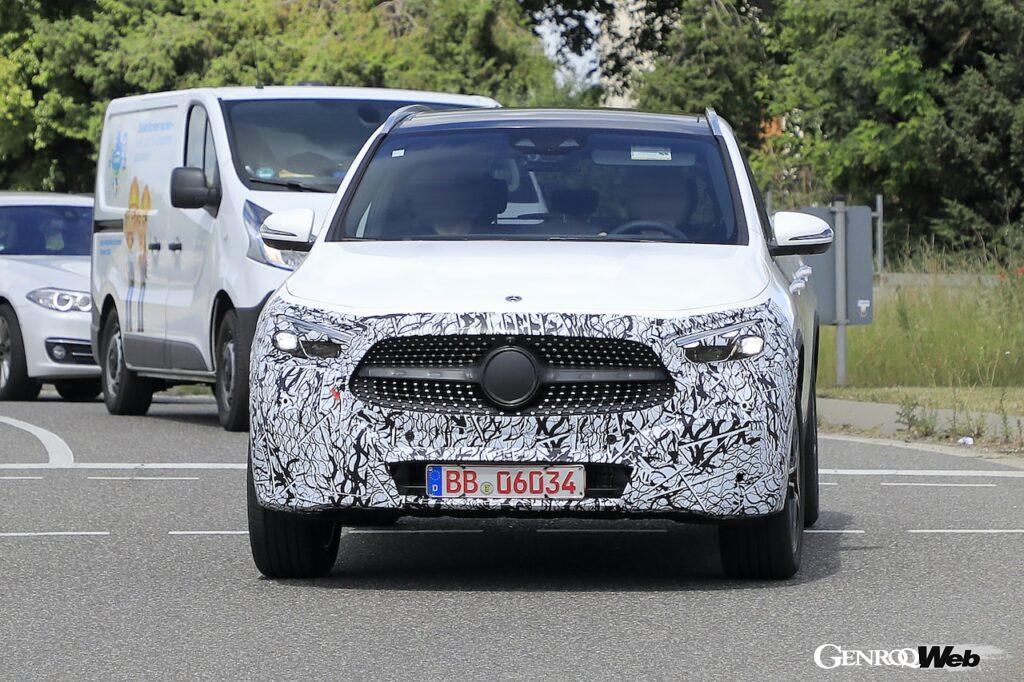 ドイツ・シュトゥットガルトのメルセデスのファクトリー近郊で撮影された、メルセデス・ベンツ GLAのフェイスリフト仕様。