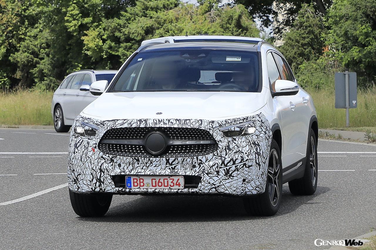 ドイツ・シュトゥットガルトのメルセデスのファクトリー近郊で撮影された、メルセデス・ベンツ GLAのフェイスリフト仕様。