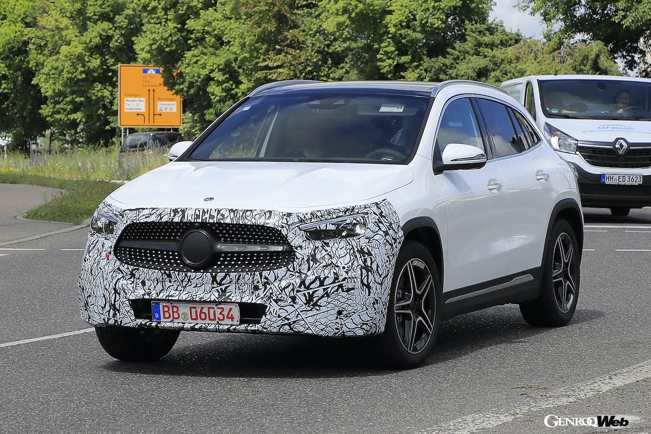 ドイツ・シュトゥットガルトのメルセデスのファクトリー近郊で撮影された、メルセデス・ベンツ GLAのフェイスリフト仕様。