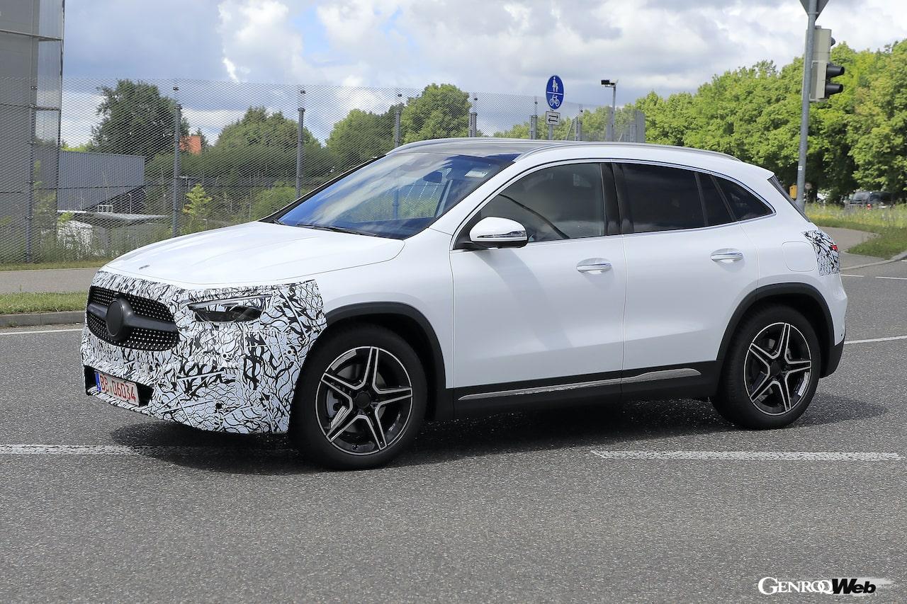 ドイツ・シュトゥットガルトのメルセデスのファクトリー近郊で撮影された、メルセデス・ベンツ GLAのフェイスリフト仕様。