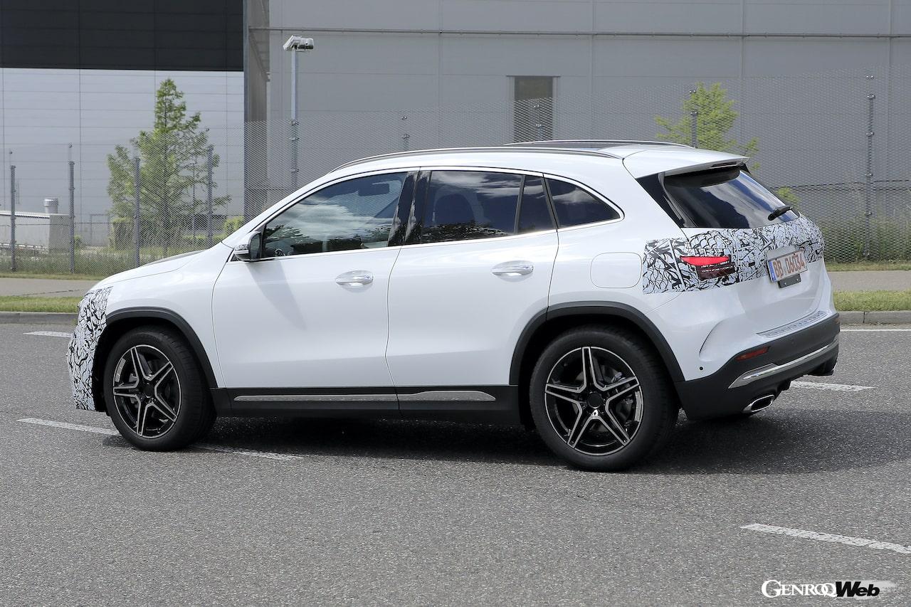 ドイツ・シュトゥットガルトのメルセデスのファクトリー近郊で撮影された、メルセデス・ベンツ GLAのフェイスリフト仕様。