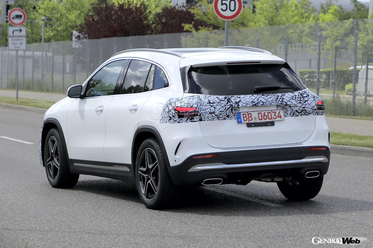 ドイツ・シュトゥットガルトのメルセデスのファクトリー近郊で撮影された、メルセデス・ベンツ GLAのフェイスリフト仕様。