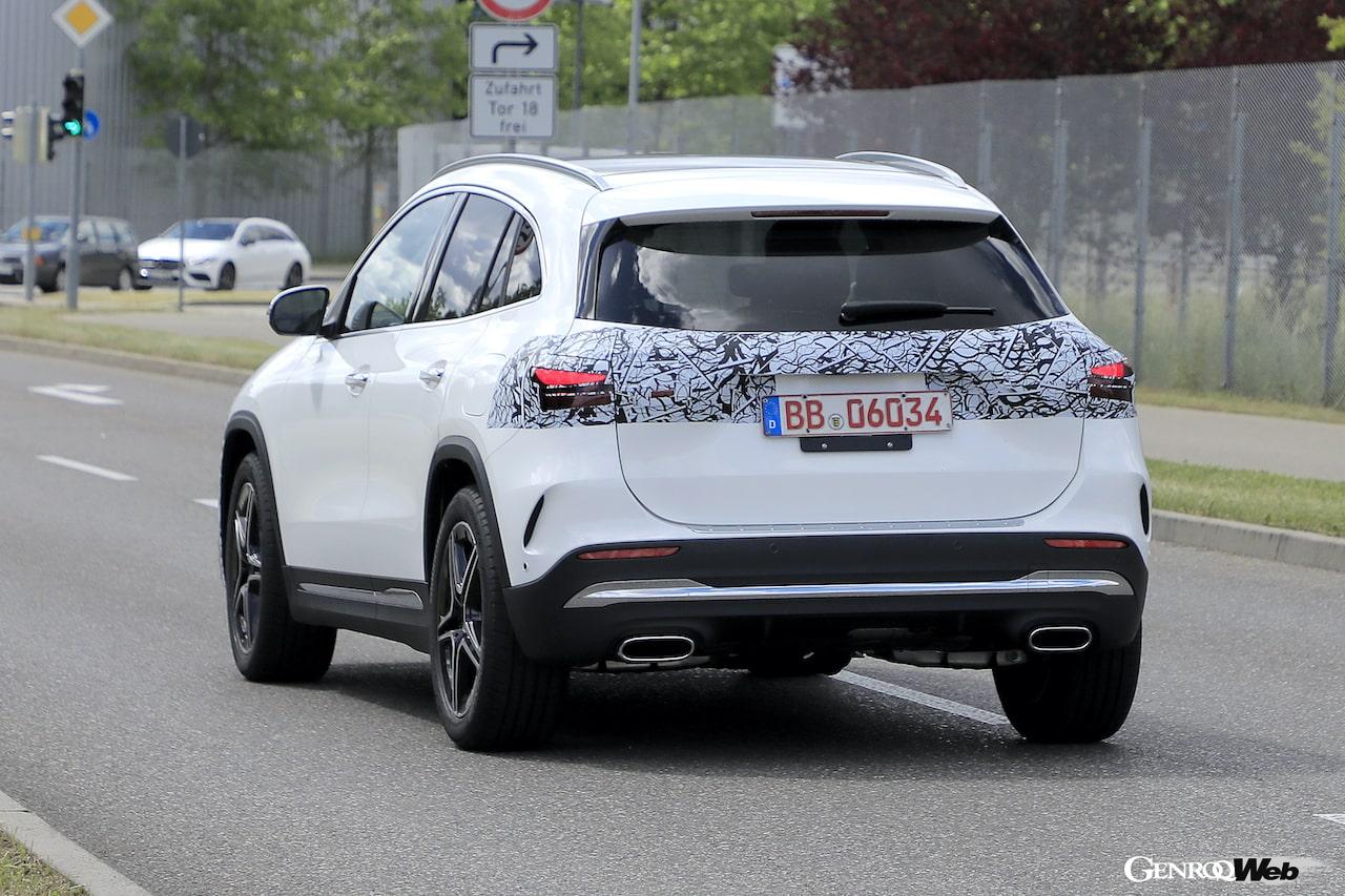 ドイツ・シュトゥットガルトのメルセデスのファクトリー近郊で撮影された、メルセデス・ベンツ GLAのフェイスリフト仕様。