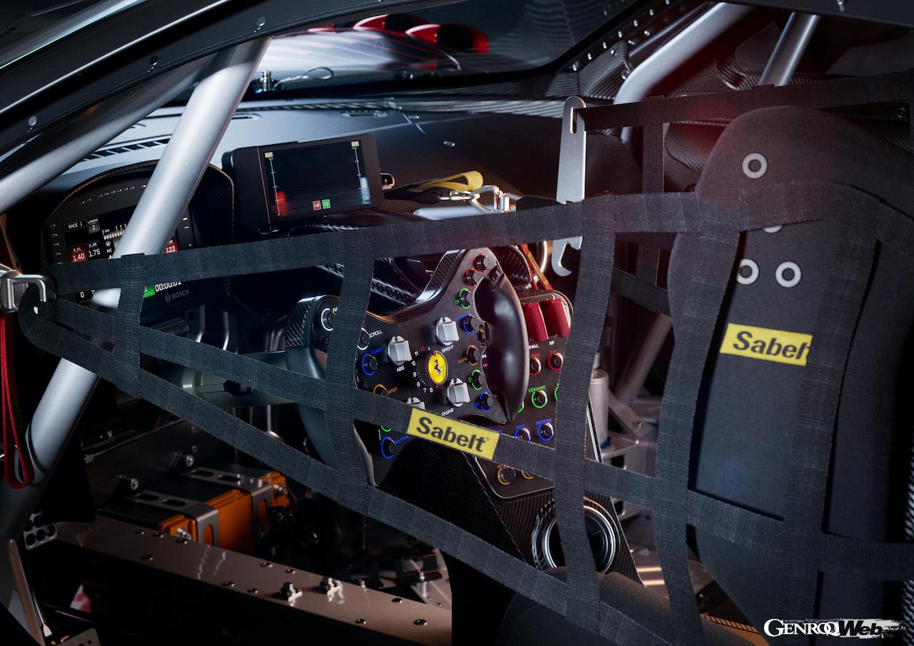 488 GT3で実戦を走ったドライバーから様々な意見を集め、厳しいコンディションでも快適にドライブできるコクピットが開発された。