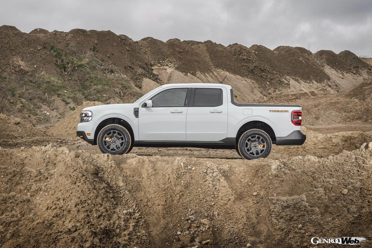 「フォード マーベリック トレマー」の走行シーン。