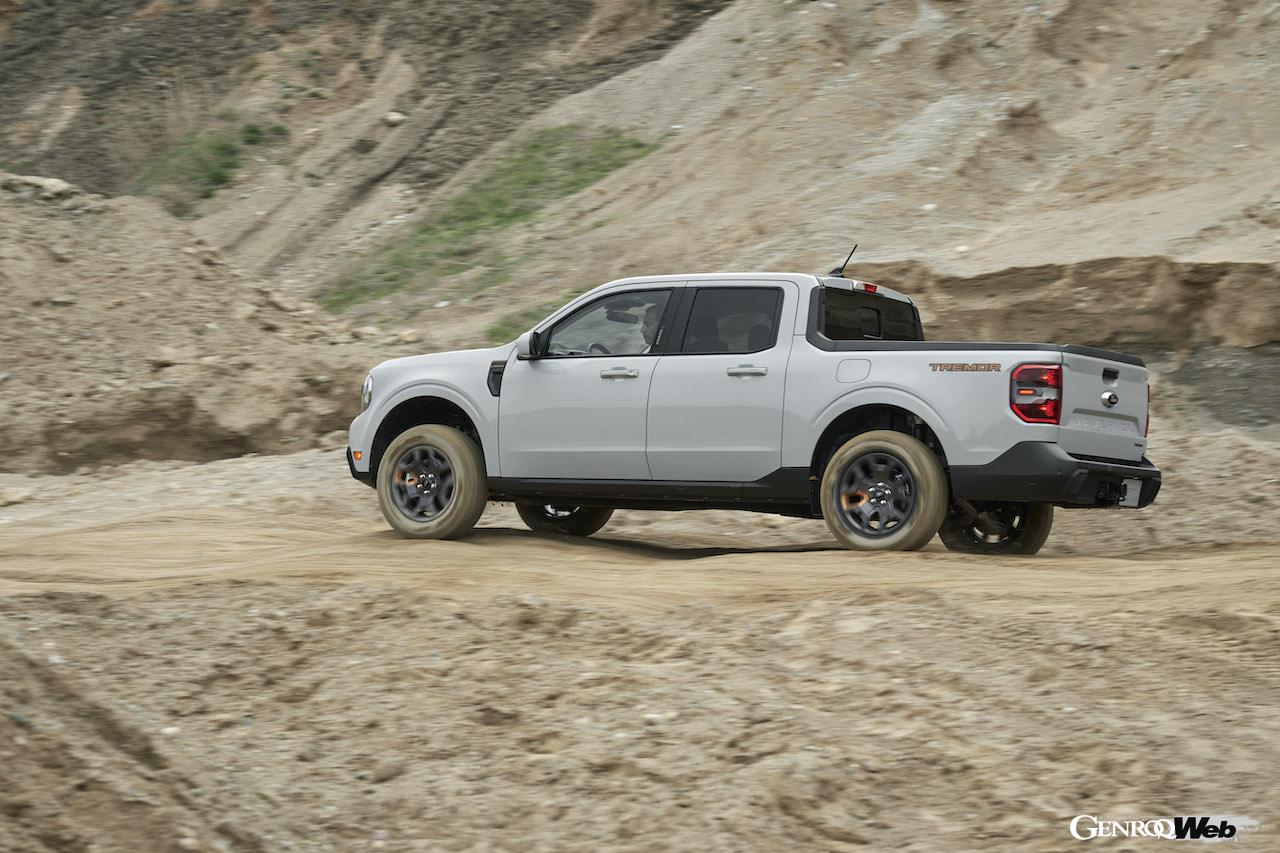 「フォード マーベリック トレマー」の走行シーン。