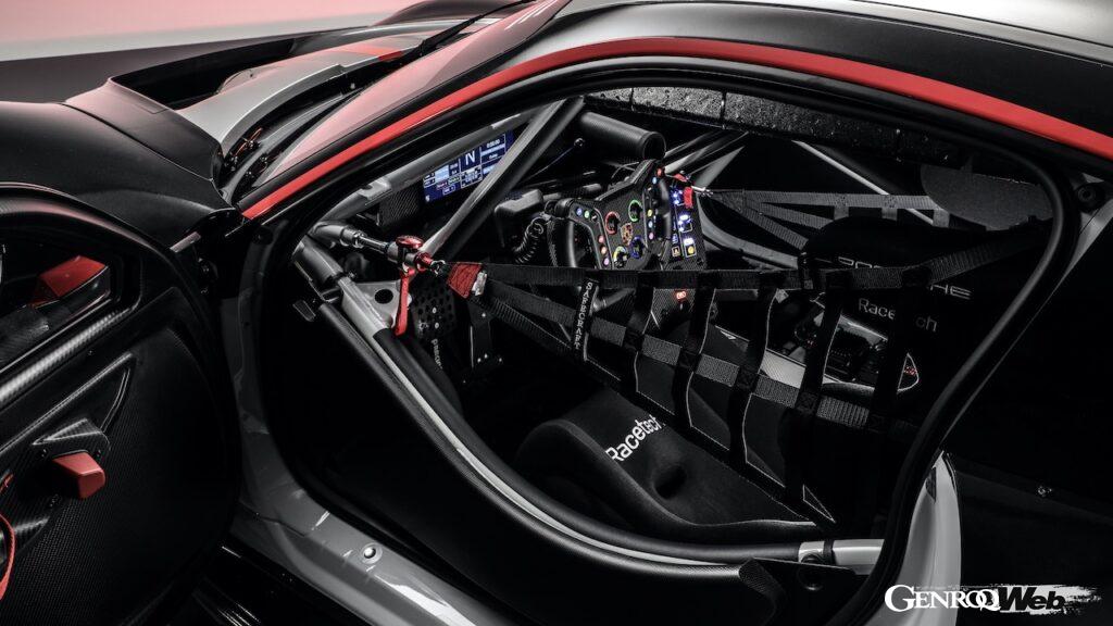 ポルシェの最新カスタマー向けレーシングカー新型「911 GT3 R」のコクピット。